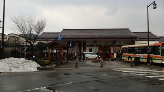 温泉が目の前の駅。温泉まで歩いていけるのが魅力。