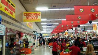 食材が揃う！　ローカルだけでなく、日本人観光客にはうってつけのスーパーマーケットです。