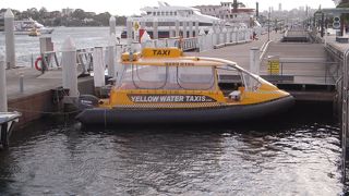 世界三大美港の一つといわれているシドニー湾を水上タクシーで疾走しました。