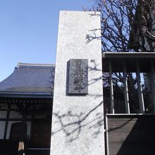 シンプルな山門