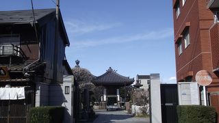 本堂の宝珠水煙が目を引く真言宗の寺院です