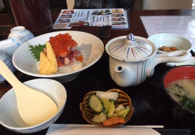 ３味楽しめる海鮮とびきり丼。