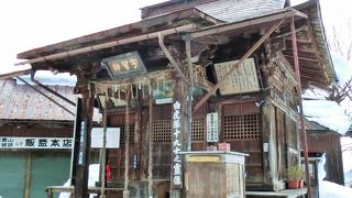 飯盛山のさざえ堂の真向かいにあります。