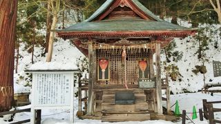 飯盛山にひっそりと佇んでいます。