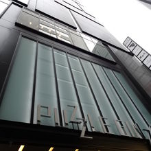 このビルの10階です。