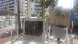 日ノ出町駅のすぐ近くの河畔にあります。