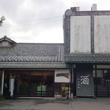 駐車場から見た店の外観