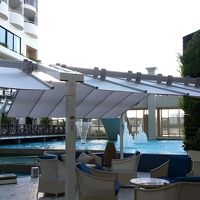 プールサイドテラス。オフシーズンでプールは使えず。