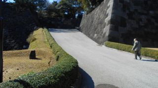 横にある梅林坂まで続く石垣は修復工事を終えたばかりです。