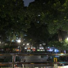 男人街中心の公園、奥に露店や占い師のテントが見えます