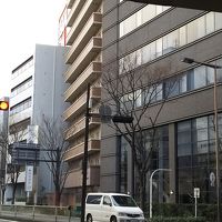 道路を挟んでJR線側から見たホテル、ベランダのある建物