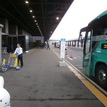 電車よりもバスの方が出発階へ楽に行けるメリットがあります！