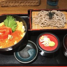 鮭いくら丼御膳、ご飯大盛り。1,400円プラス120円