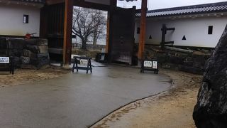 松本城の西の丸側にあります。