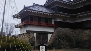 松本城の天守のひとつ