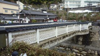 白いモダンな橋