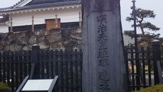 松本城の二の丸御殿跡内にあります