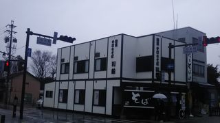 松本城公園の入り口のそば店