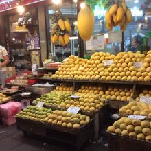 他の人の写真のマンゴーと値段比べてみてちょ。旬は違うのよ！