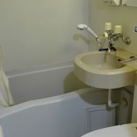 トイレとかまっすぐ置けないんだよね狭すぎて