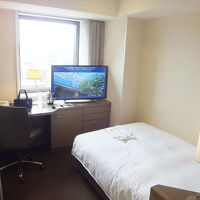 禁煙・最上階の1405室。入ってすぐに見えるお部屋の様子です