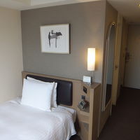 枕元、バスルーム入り口をご覧ください