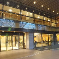 夜のエントランス。明るいですね。