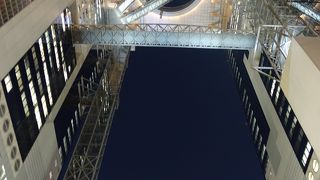 夜空に浮かび上がる空中庭園