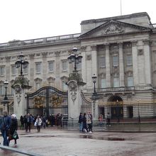 門があるとは言え、近くで見られるのは、王室を身近に感じます