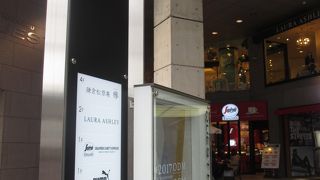 1階の入口部分が開放的である点が印象に残るビルでした