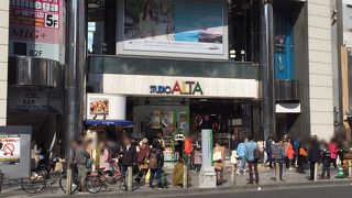 若い女性向けのアパレルテナントが多い