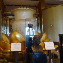 グランドリスボア　カジノの入口にあるスタンレーホーの胸像