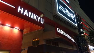 梅田駅近くの赤が目立つ商業施設