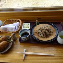 ざるそばとお稲荷さん