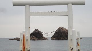 海にポツン浮かぶ夫婦岩