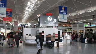 名鉄でセントレアに到着し、歩く歩道を渡って空港ビルに入った場所にあります。