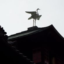 屋根にシンボルの白鷺、白鷺の足の怪我が治ったという伝説