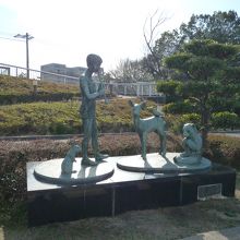 この像の近くにあります