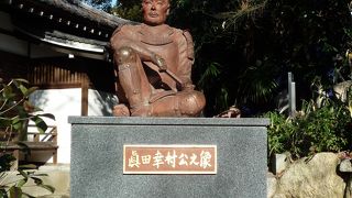 土日祝は真田幸村公像と記念撮影する人の順番待ち！