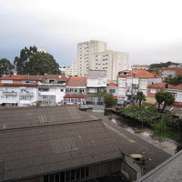 廃工場の屋根と民家など