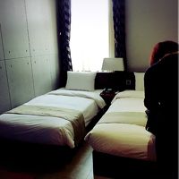 落ち着いた室内。ちょい暗め。