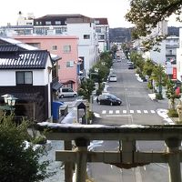 服部神社から、道路の左奥に湯快リゾートが見える