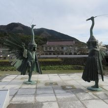 二羽の鷺が対になって踊ります