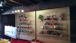 あちこで雛飾りが見られる