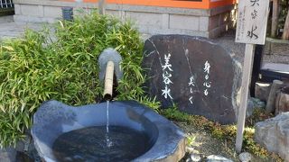 この神水を飲んで隣の美御神社を参拝すると美人になるそうです 