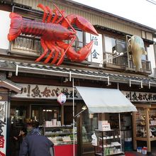 境内前の参道にはお店がいっぱいあります