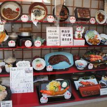 参道のお店には食堂が多いです