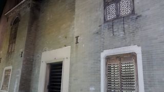 質素なのに豪華な邸宅