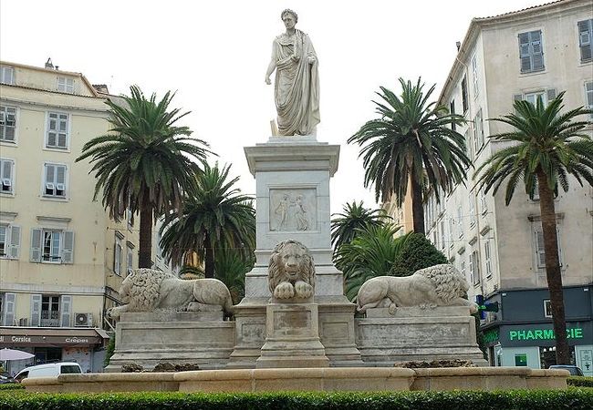 アジャクシオ港⇔市街地の行き来に便利な位置にある広場。ナポレオン像も立っています。