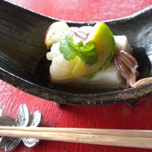 先付。新玉葱豆腐とホタルイカ